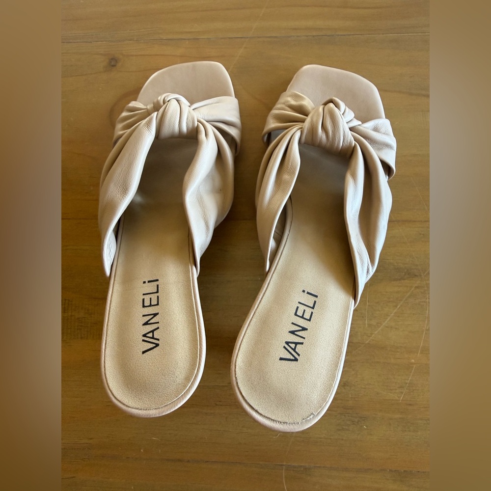 Vaneli kitten heels. size 7.